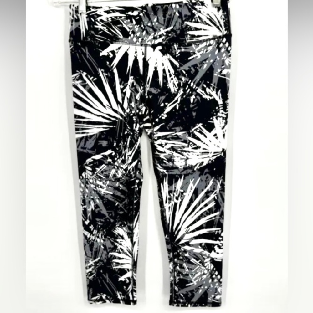 Fabletics Capri Small Black & White Women’s Salar Floral Legging NWT